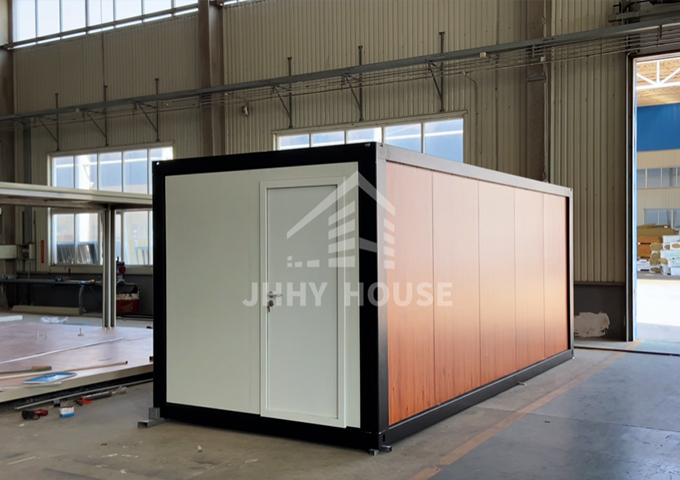 Общежития для строительных площадок, в каждой комнате есть санузел и душ.